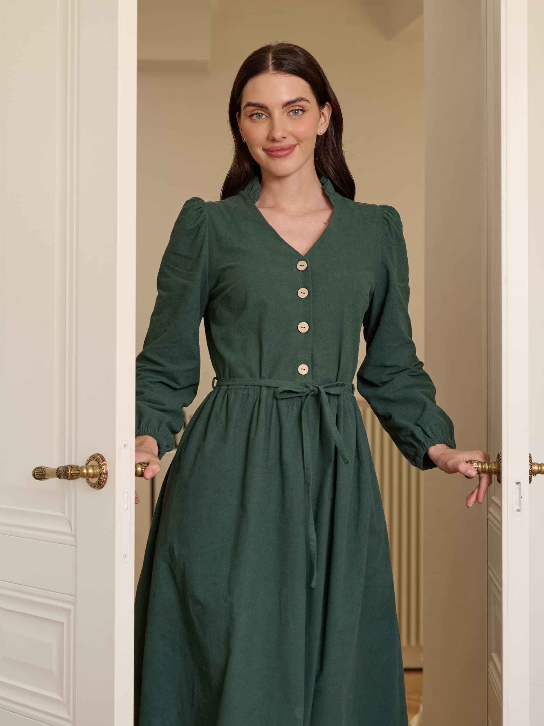 Платье с воротником стойкой