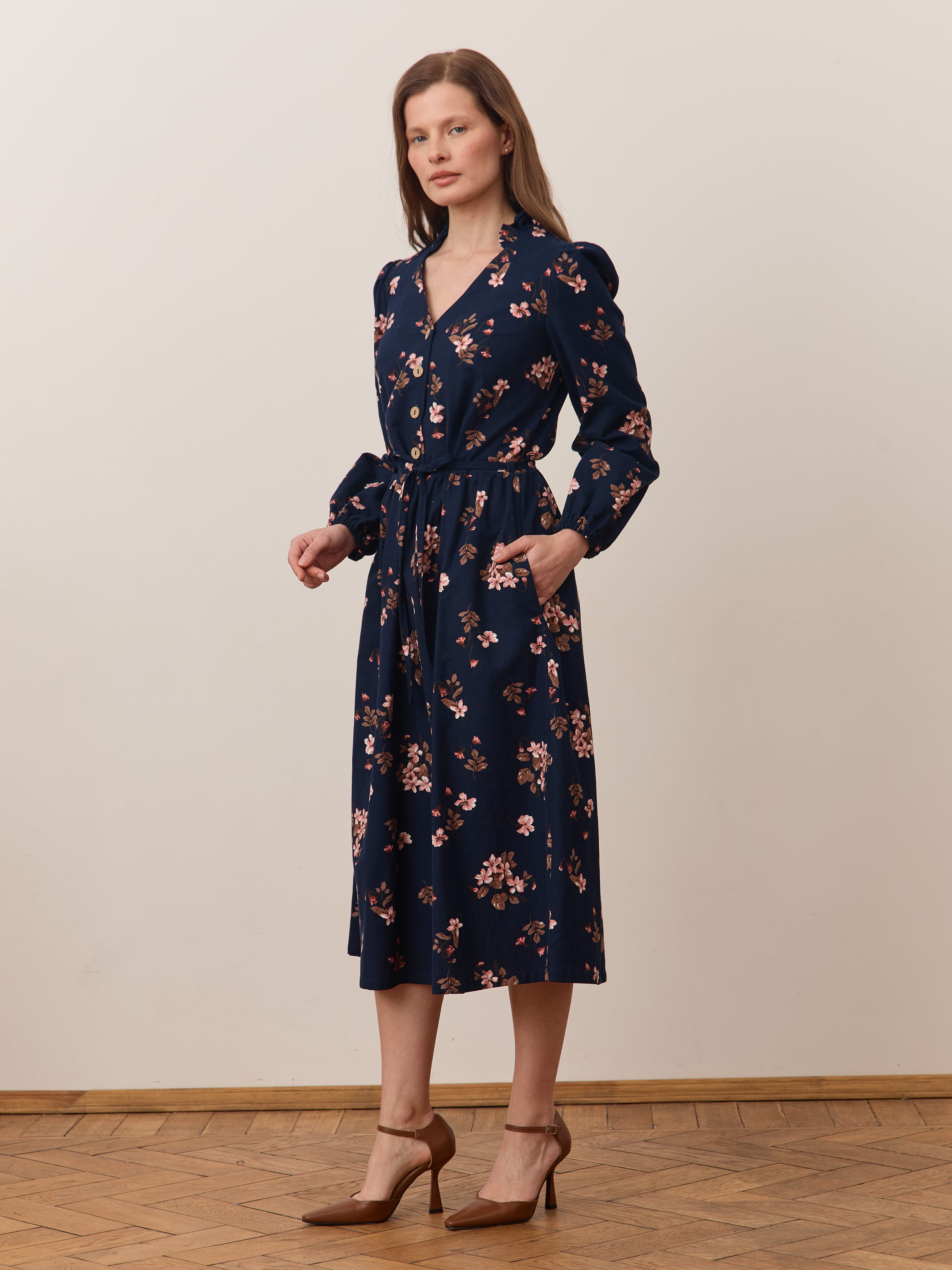 Платье с воротником стойкой. Фото 1