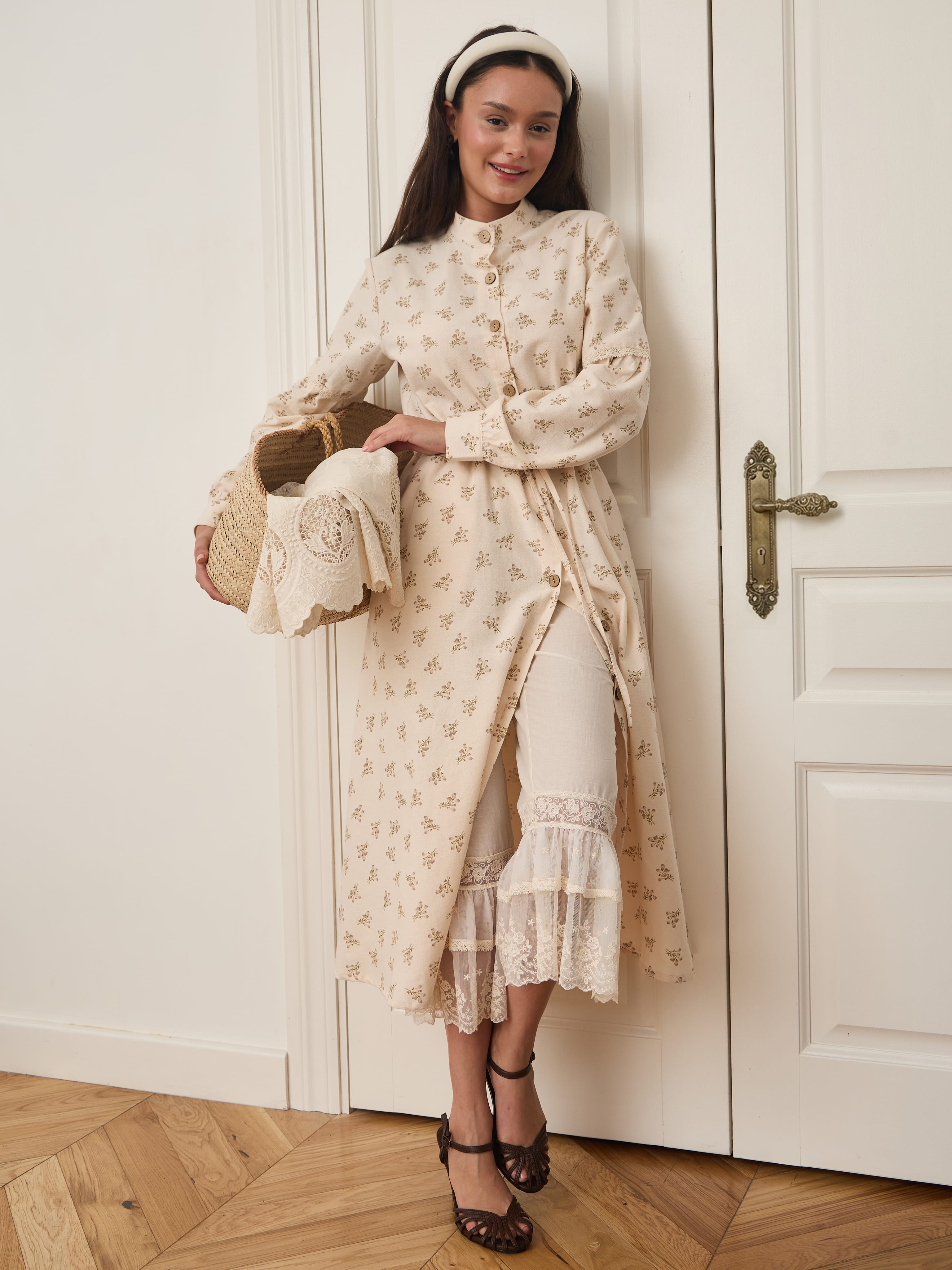 Платье-рубашка с кружевом. Фото 1